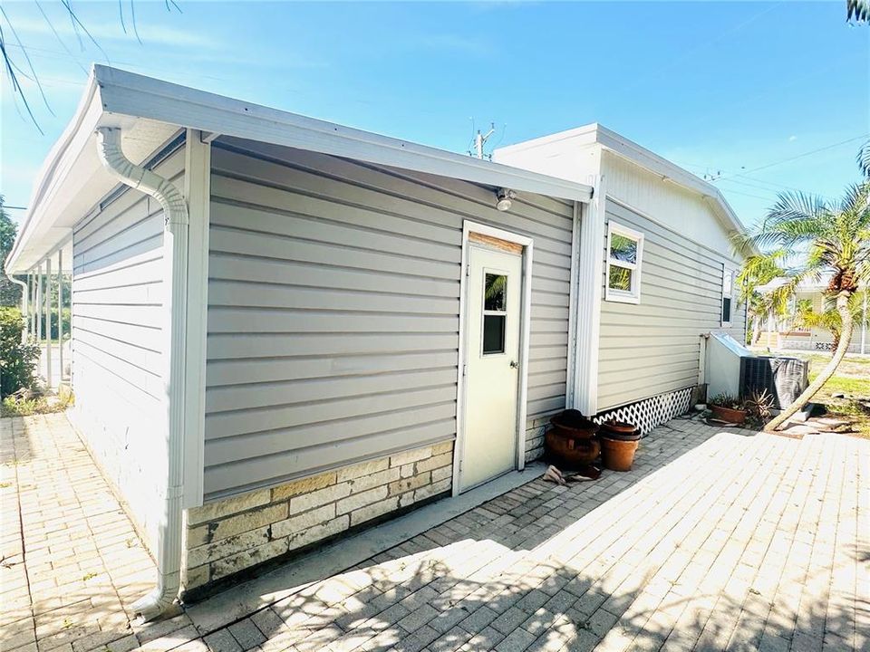 For Sale: $99,000 (2 beds, 2 baths, 1008 Square Feet)