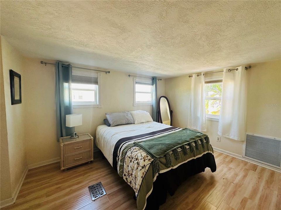 For Sale: $99,000 (2 beds, 2 baths, 1008 Square Feet)