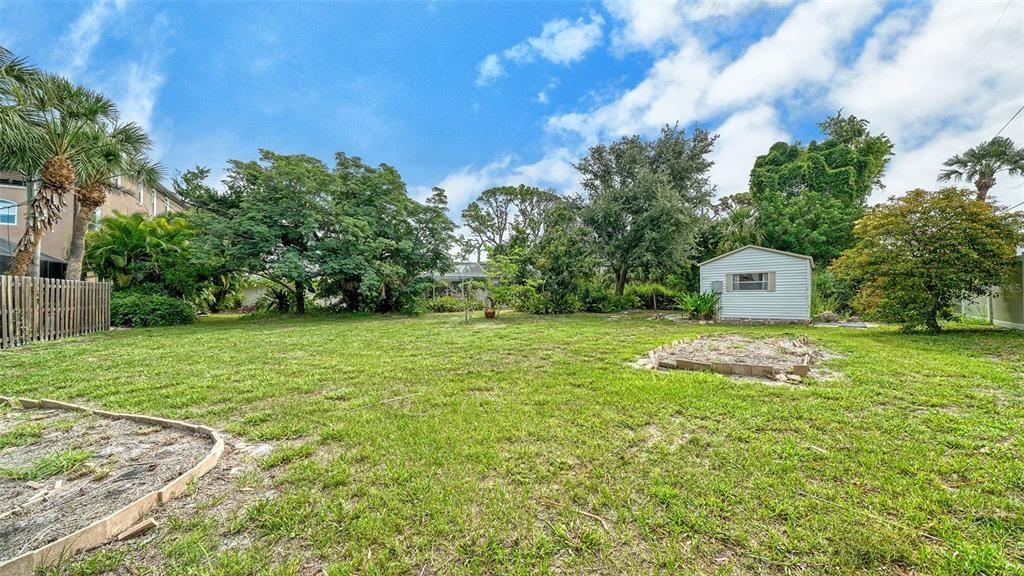 待售: $1,100,000 (0.42 acres)