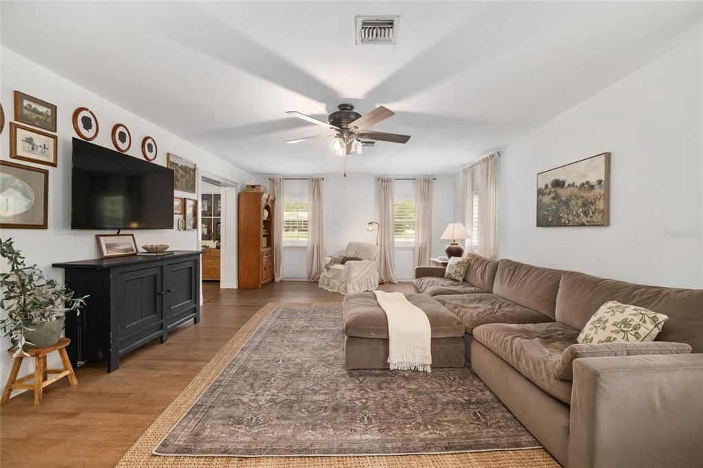 For Sale: $545,000 (3 beds, 3 baths, 2031 Square Feet)