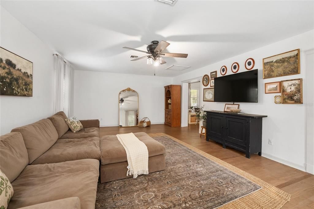 For Sale: $545,000 (3 beds, 3 baths, 2031 Square Feet)
