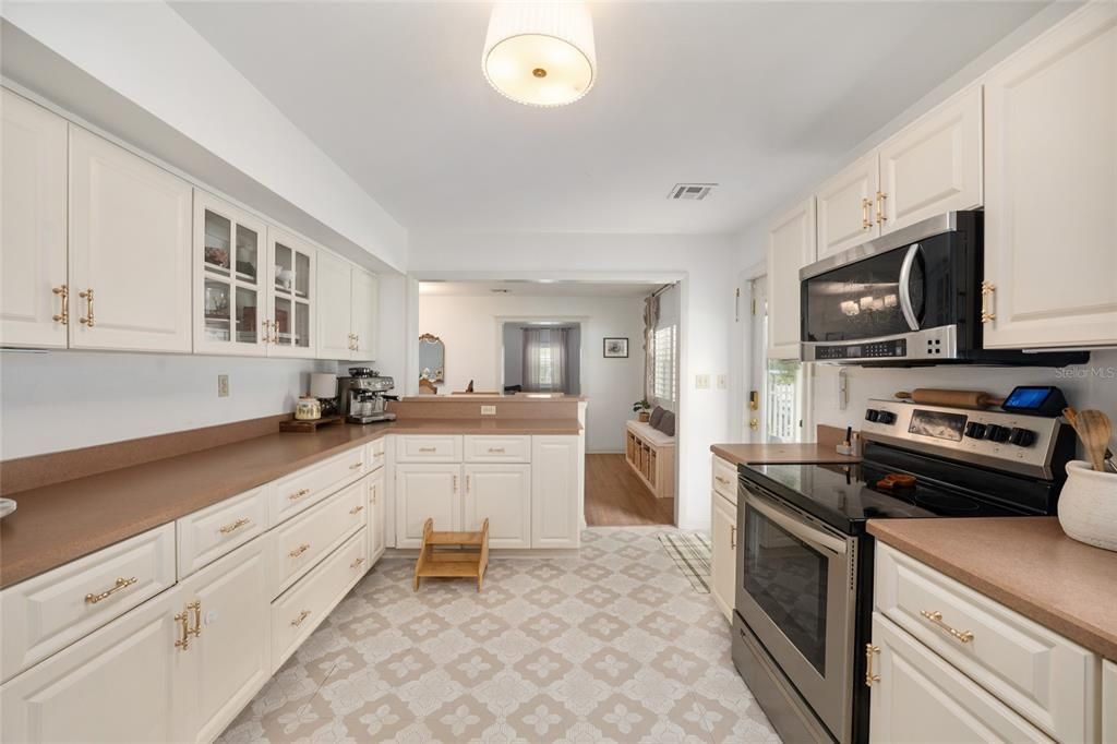 For Sale: $545,000 (3 beds, 3 baths, 2031 Square Feet)
