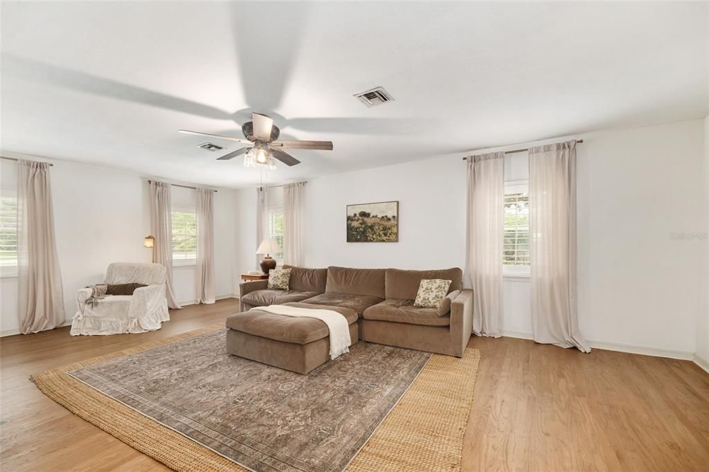 For Sale: $545,000 (3 beds, 3 baths, 2031 Square Feet)