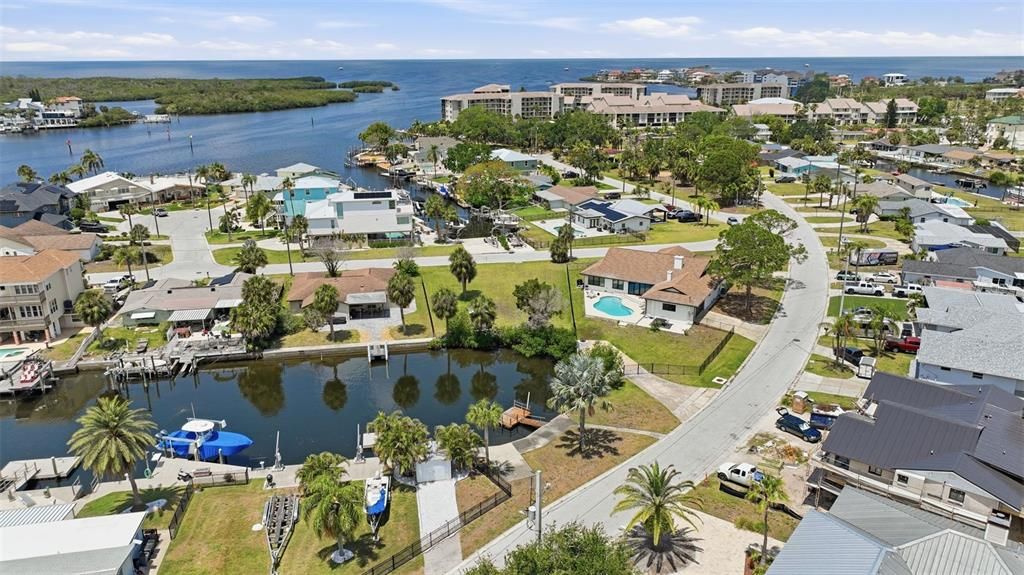 На продажу: $395,000 (0.26 acres)