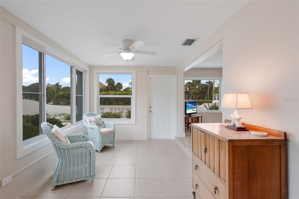 For Sale: $1,100,000 (2 beds, 2 baths, 1098 Square Feet)