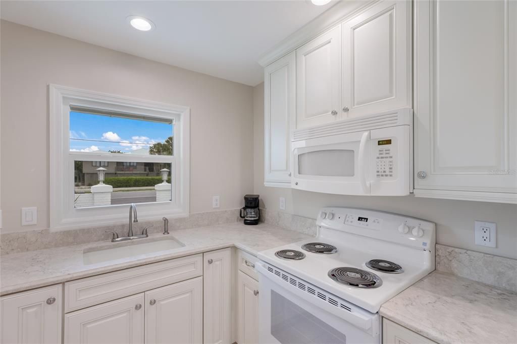 For Sale: $1,100,000 (2 beds, 2 baths, 1098 Square Feet)