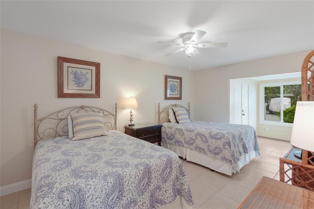 For Sale: $1,100,000 (2 beds, 2 baths, 1098 Square Feet)