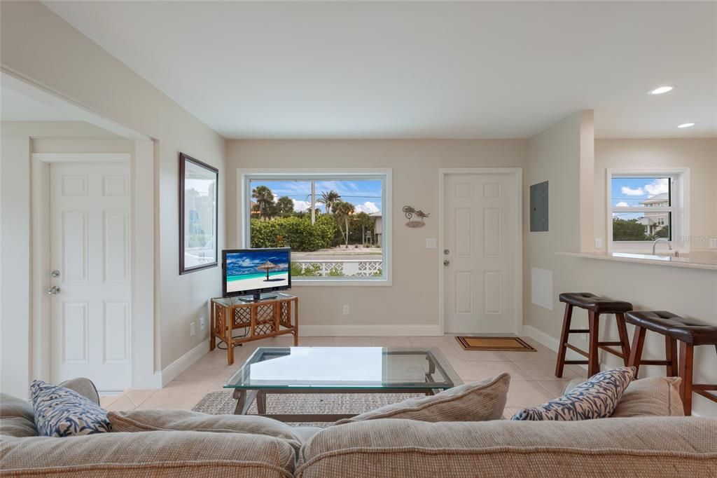 For Sale: $1,100,000 (2 beds, 2 baths, 1098 Square Feet)