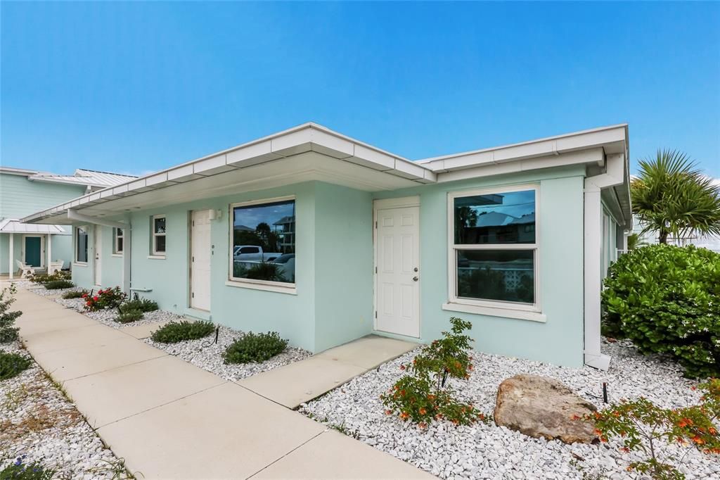 For Sale: $1,100,000 (2 beds, 2 baths, 1098 Square Feet)