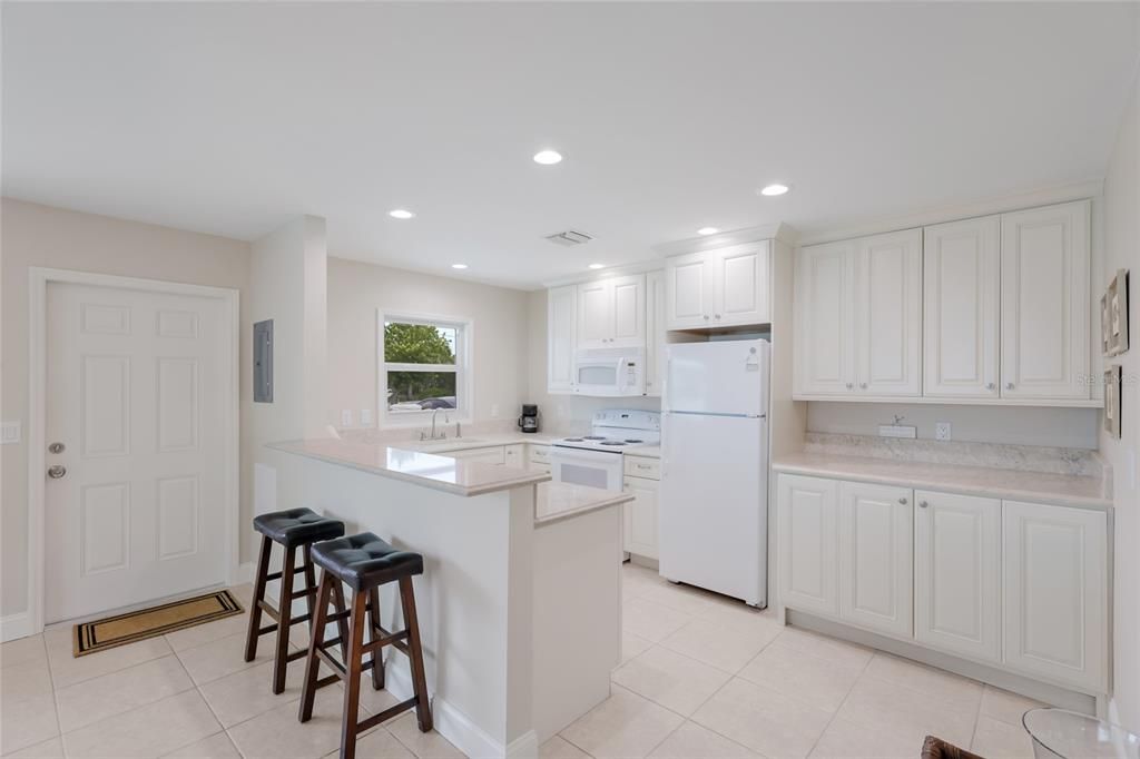 For Sale: $1,100,000 (2 beds, 2 baths, 1098 Square Feet)