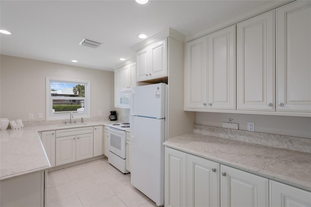 For Sale: $1,100,000 (2 beds, 2 baths, 1098 Square Feet)