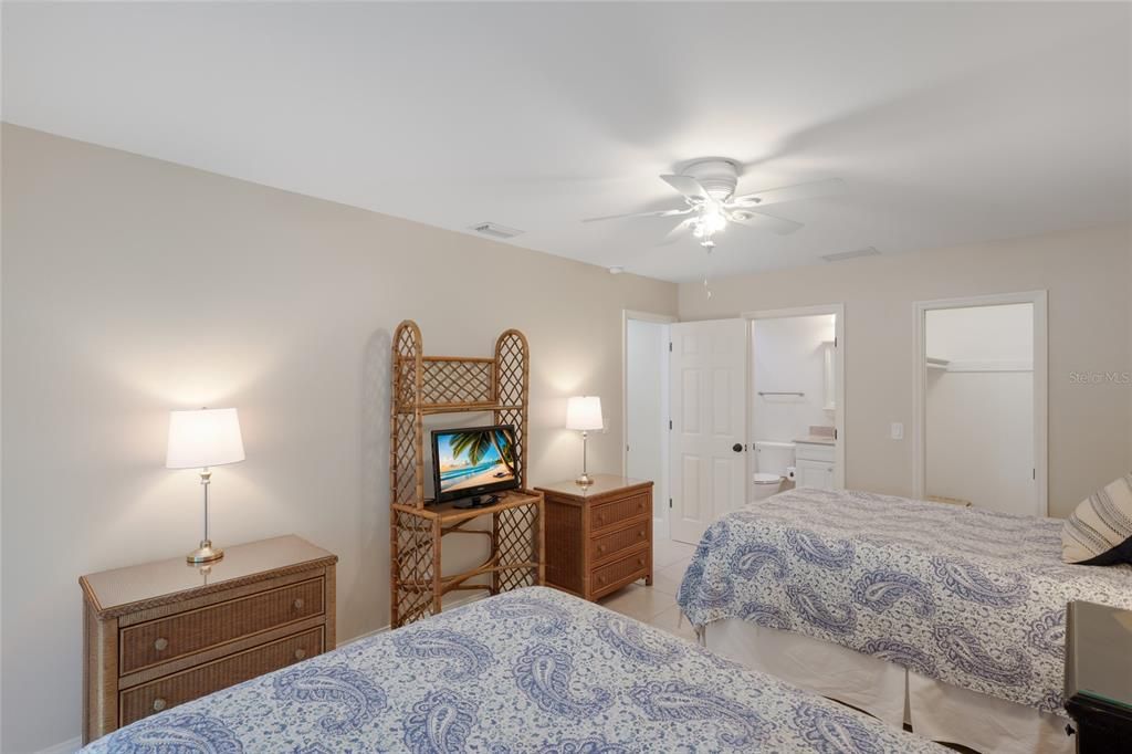 For Sale: $1,100,000 (2 beds, 2 baths, 1098 Square Feet)