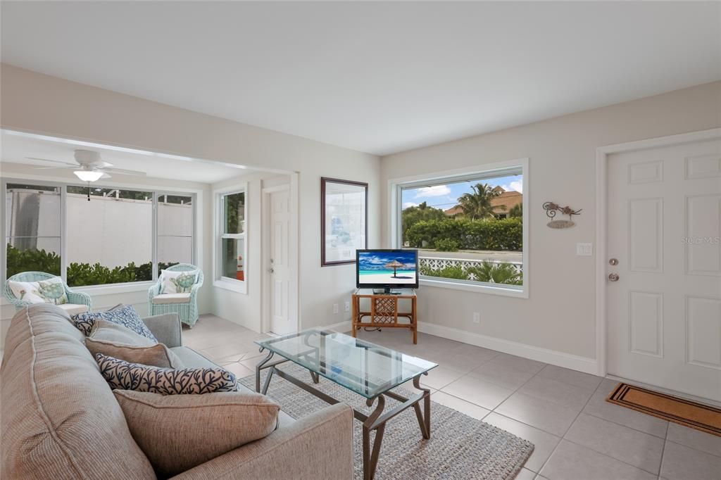 For Sale: $1,100,000 (2 beds, 2 baths, 1098 Square Feet)