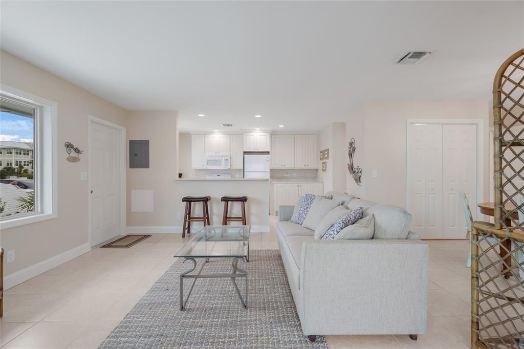 For Sale: $1,100,000 (2 beds, 2 baths, 1098 Square Feet)