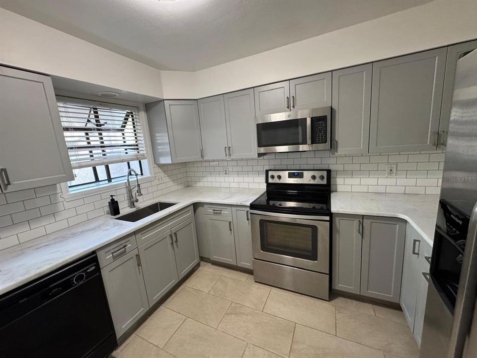 For Sale: $245,000 (2 beds, 2 baths, 1199 Square Feet)