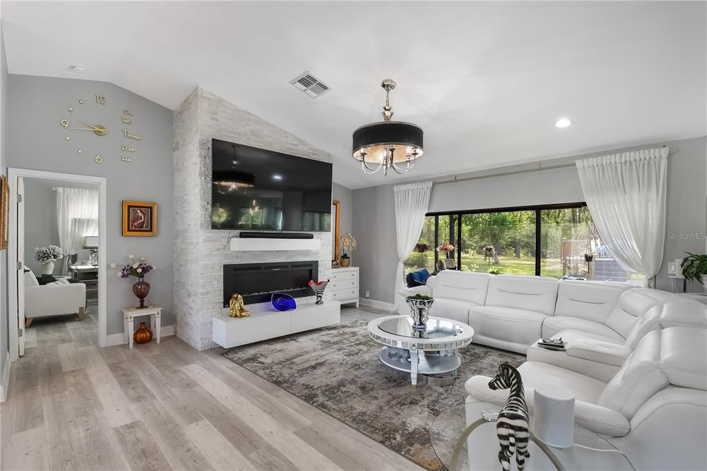 En Venta: $575,000 (3 camas, 3 baños, 2450 Pies cuadrados)