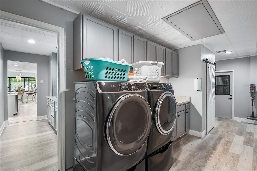 En Venta: $575,000 (3 camas, 3 baños, 2450 Pies cuadrados)