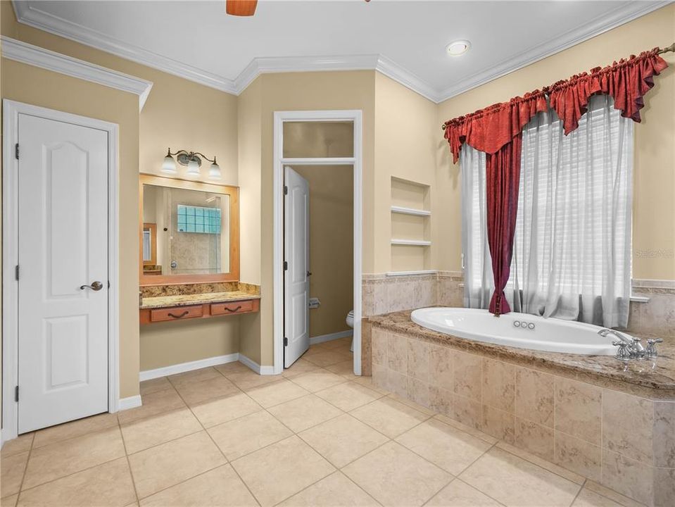 For Sale: $799,000 (3 beds, 3 baths, 2940 Square Feet)