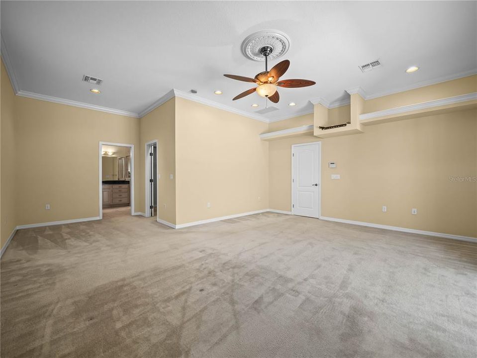 For Sale: $799,000 (3 beds, 3 baths, 2940 Square Feet)