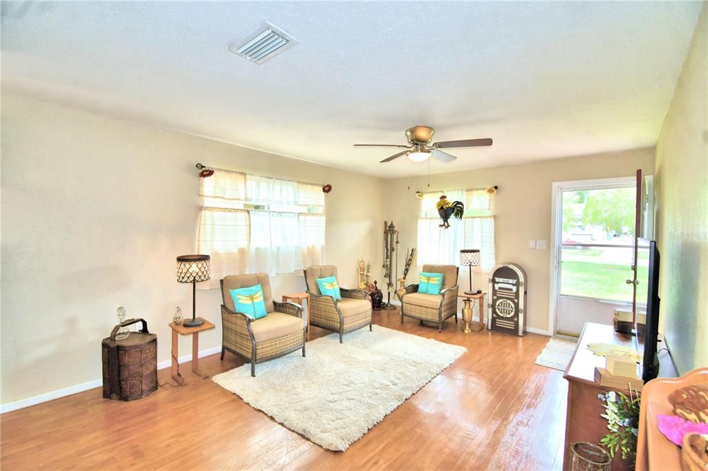 For Sale: $225,000 (2 beds, 1 baths, 1080 Square Feet)