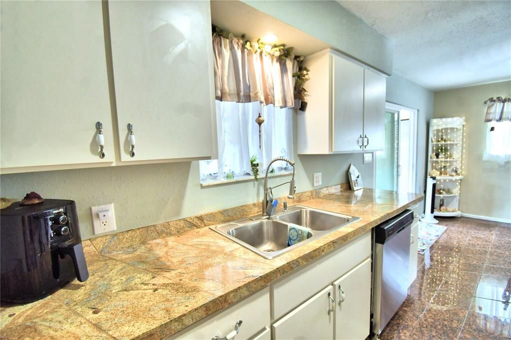 For Sale: $225,000 (2 beds, 1 baths, 1080 Square Feet)
