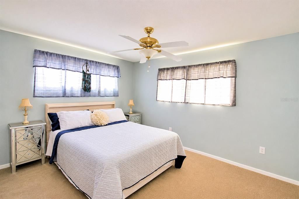 For Sale: $225,000 (2 beds, 1 baths, 1080 Square Feet)