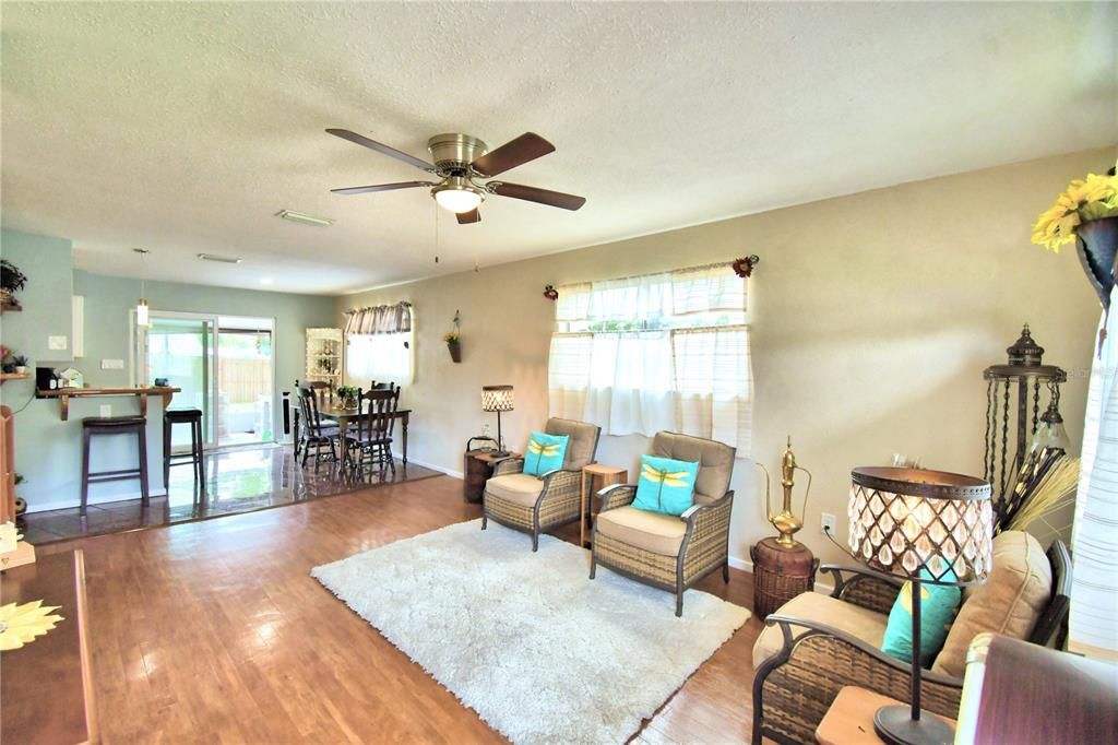 For Sale: $225,000 (2 beds, 1 baths, 1080 Square Feet)