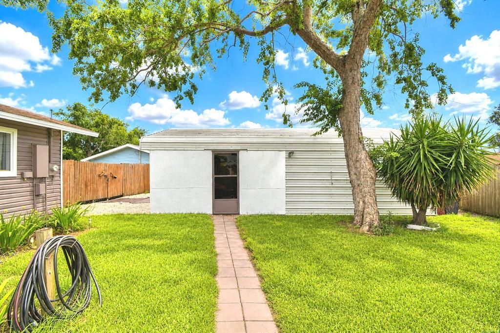 For Sale: $225,000 (2 beds, 1 baths, 1080 Square Feet)