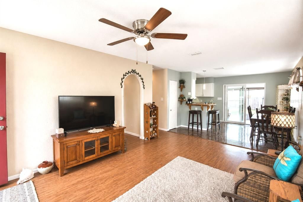 For Sale: $225,000 (2 beds, 1 baths, 1080 Square Feet)