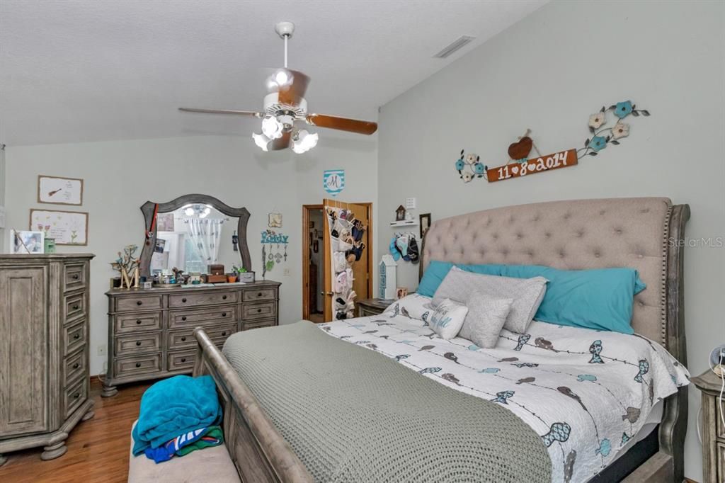 For Sale: $385,900 (3 beds, 3 baths, 1972 Square Feet)