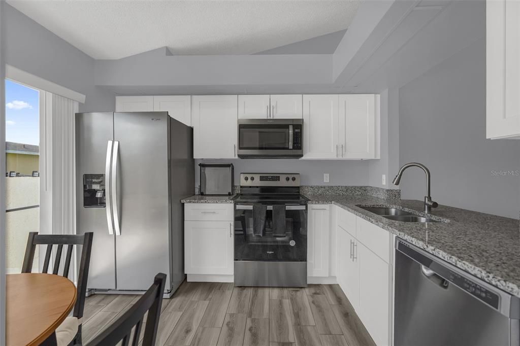На продажу: $269,990 (2 спален, 2 ванн, 952 Квадратных фут)