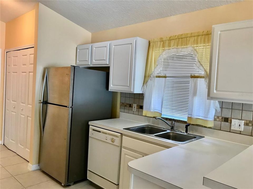For Rent: $2,350 (3 beds, 2 baths, 1559 Square Feet)