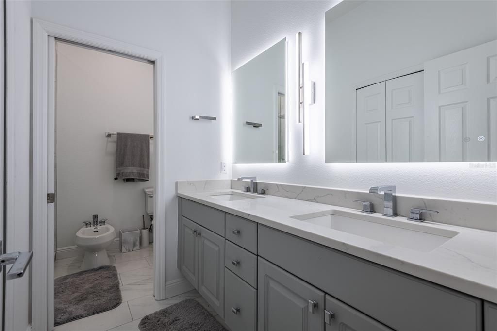 For Sale: $295,000 (2 beds, 2 baths, 1128 Square Feet)
