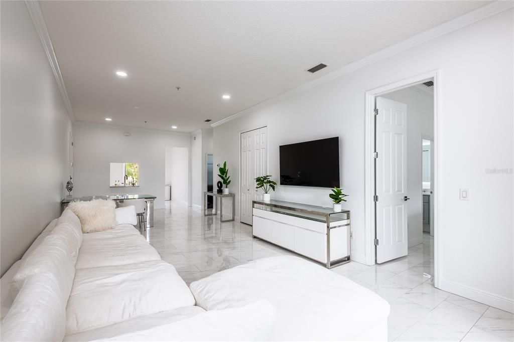 For Sale: $295,000 (2 beds, 2 baths, 1128 Square Feet)
