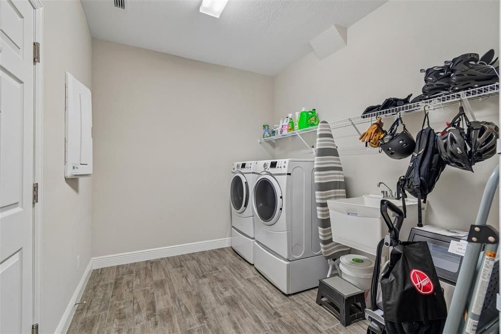 For Sale: $600,000 (4 beds, 3 baths, 2572 Square Feet)
