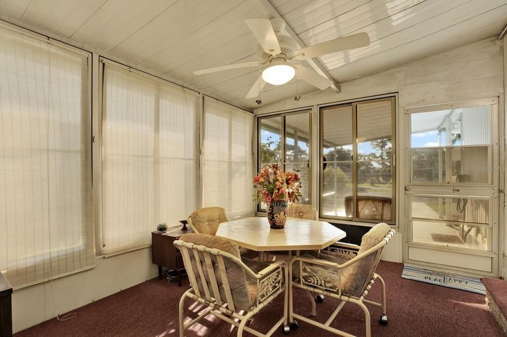 For Sale: $129,000 (2 beds, 2 baths, 912 Square Feet)