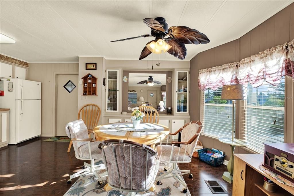 For Sale: $129,000 (2 beds, 2 baths, 912 Square Feet)