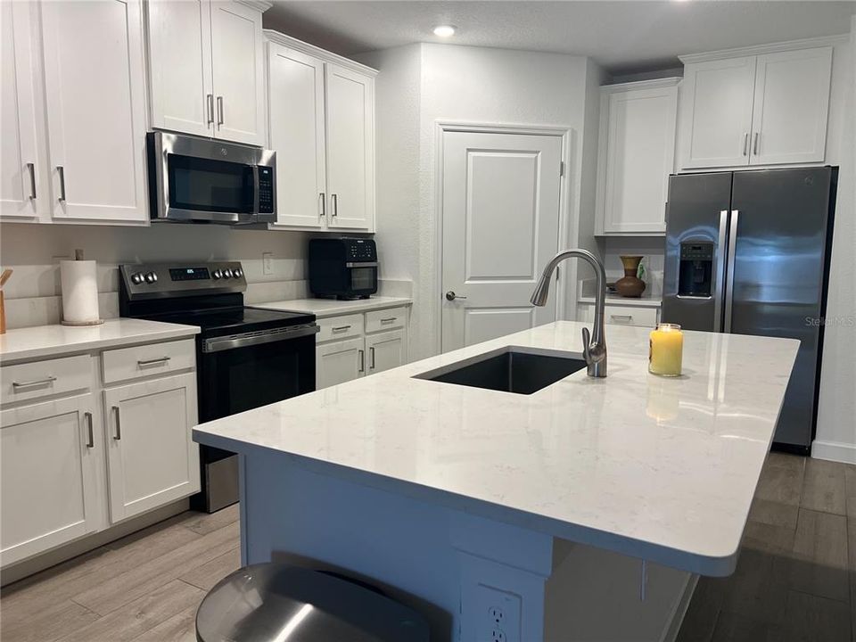 For Sale: $269,900 (2 beds, 2 baths, 1405 Square Feet)