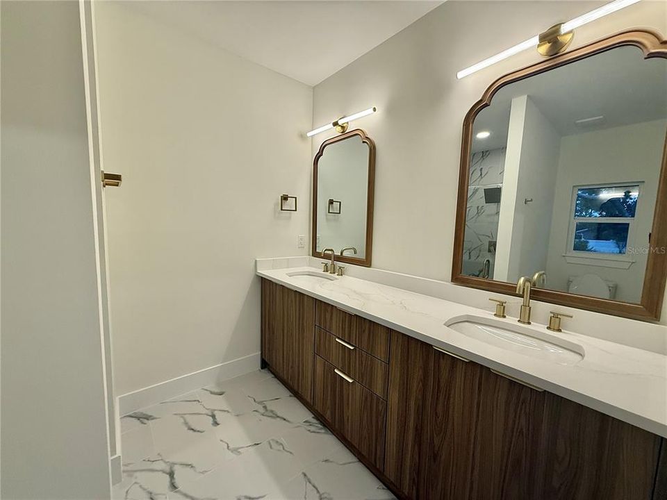 For Sale: $535,000 (4 beds, 2 baths, 1947 Square Feet)