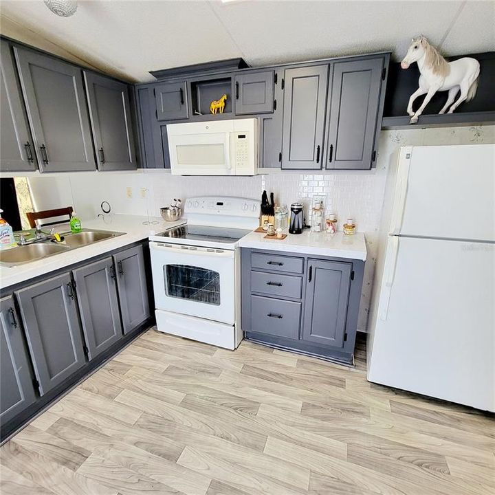 For Sale: $625,000 (2 beds, 2 baths, 930 Square Feet)
