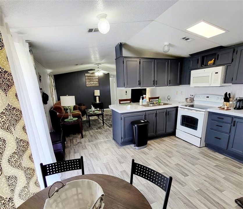 For Sale: $625,000 (2 beds, 2 baths, 930 Square Feet)