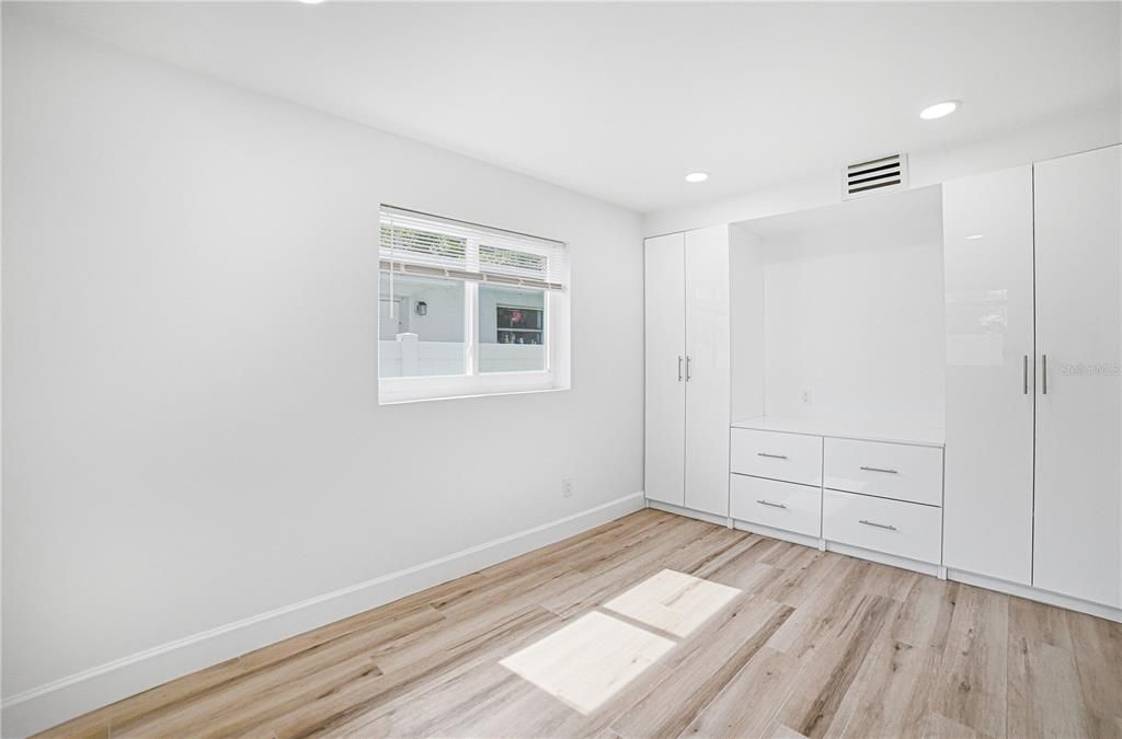 For Sale: $340,000 (2 beds, 1 baths, 900 Square Feet)