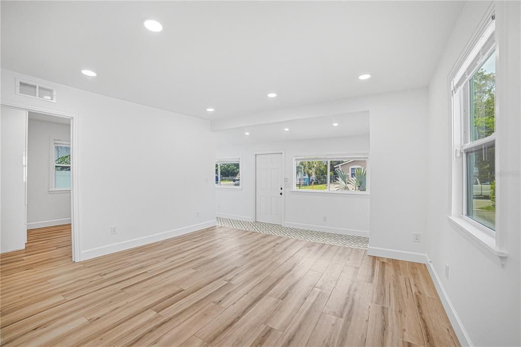 For Sale: $340,000 (2 beds, 1 baths, 900 Square Feet)