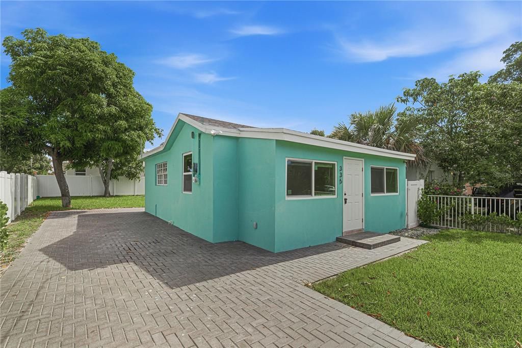 For Sale: $340,000 (2 beds, 1 baths, 900 Square Feet)