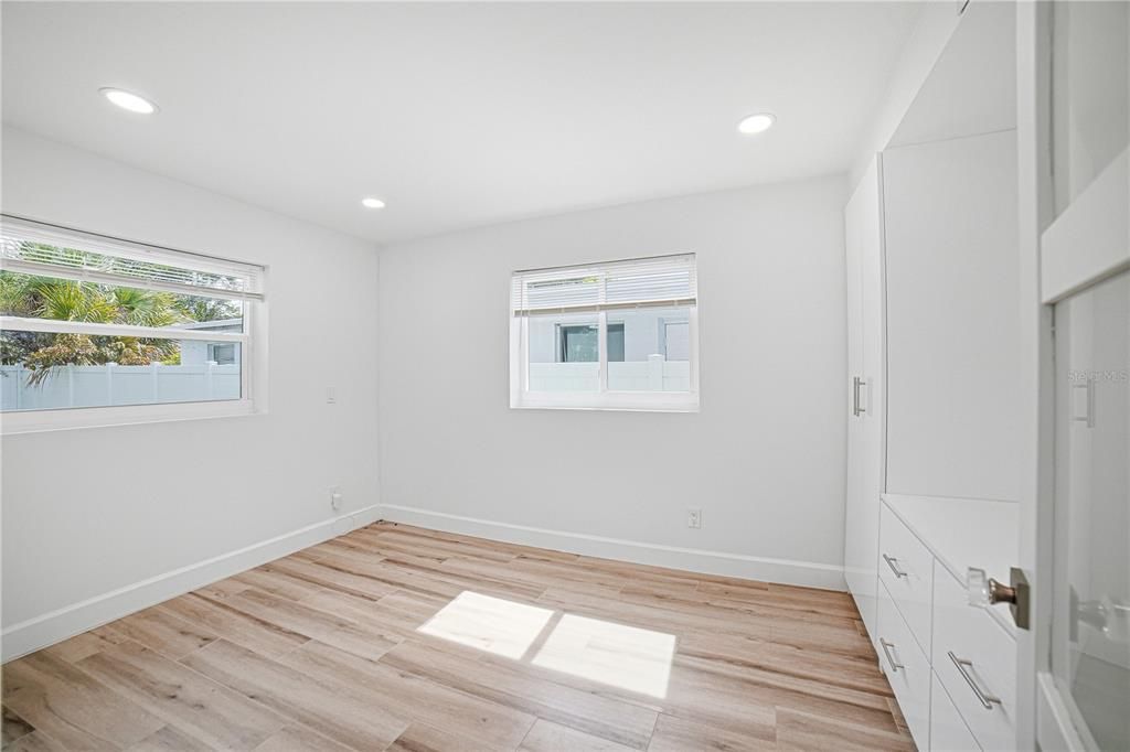 For Sale: $340,000 (2 beds, 1 baths, 900 Square Feet)
