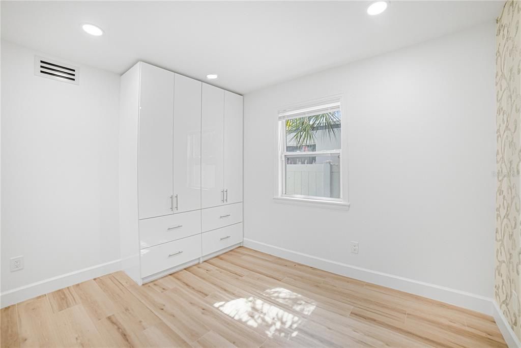 For Sale: $340,000 (2 beds, 1 baths, 900 Square Feet)