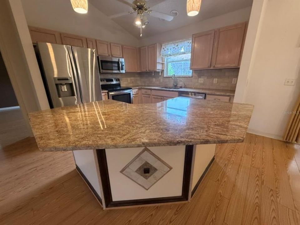 На продажу: $267,900 (3 спален, 2 ванн, 1392 Квадратных фут)