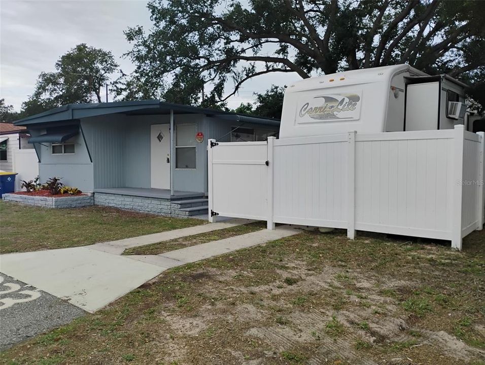 For Sale: $148,500 (3 beds, 2 baths, 850 Square Feet)
