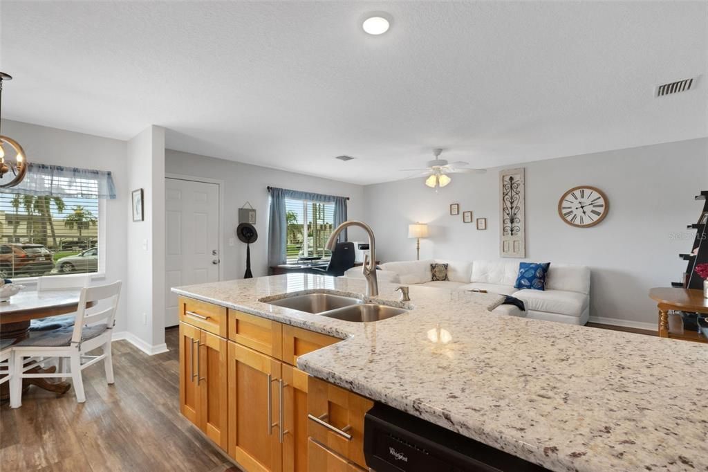For Sale: $174,900 (2 beds, 2 baths, 880 Square Feet)