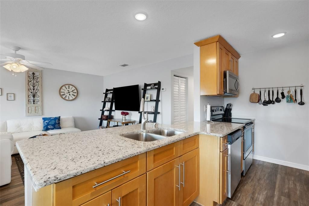 For Sale: $174,900 (2 beds, 2 baths, 880 Square Feet)
